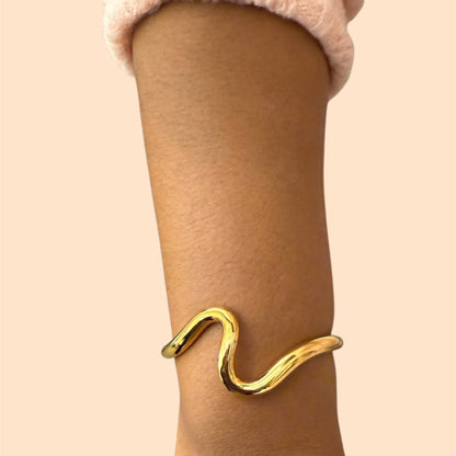 Gold Stainless Steel Wavy Cuff Bangle – Elegant Minimalist Bracelet for Everyday Wear