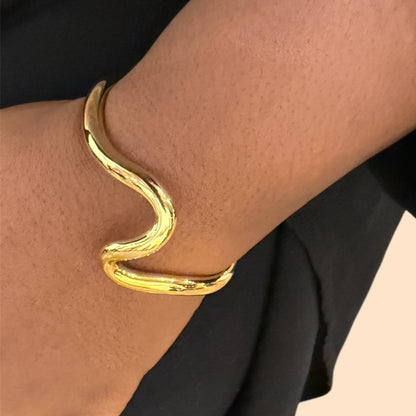 Gold Stainless Steel Wavy Cuff Bangle – Elegant Minimalist Bracelet for Everyday Wear